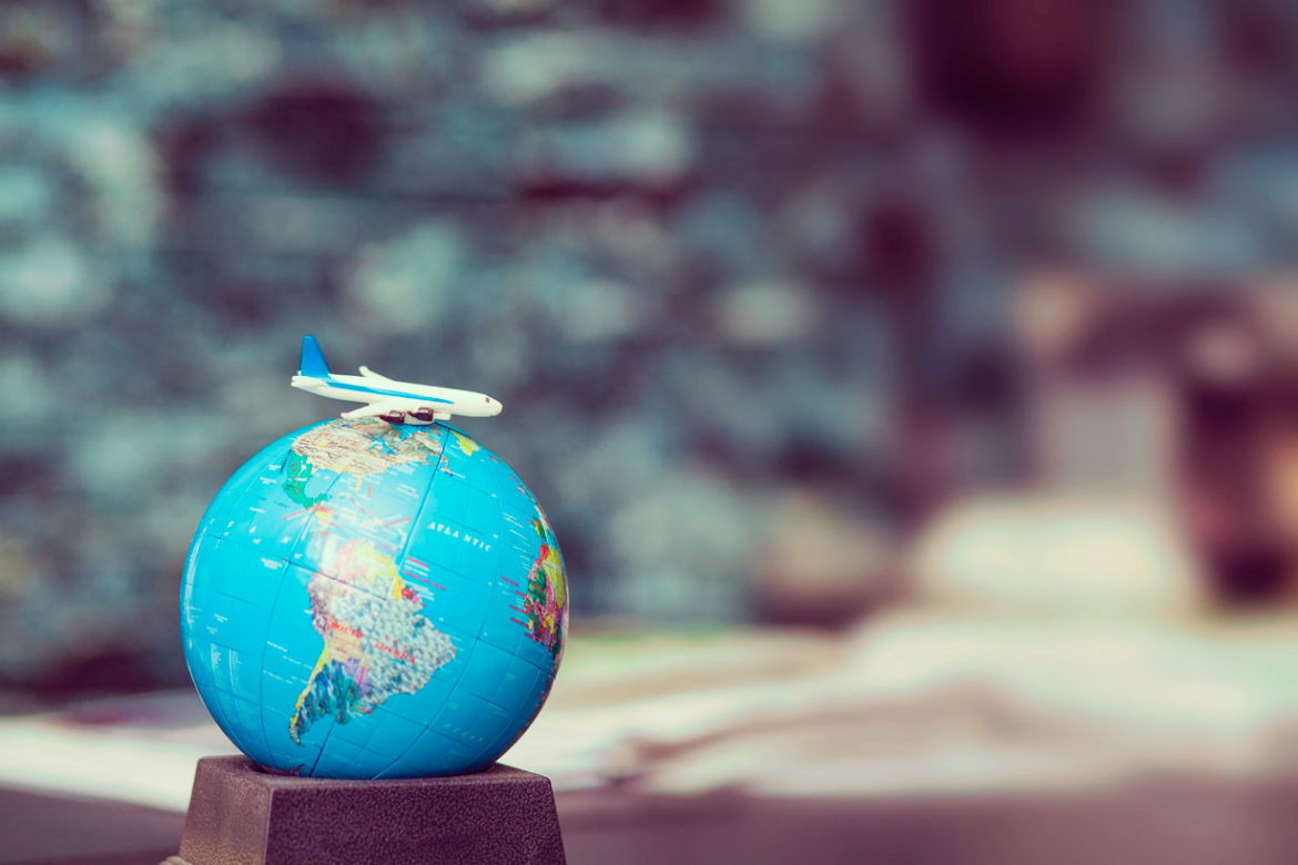 mappamondo con sopra un aeroplano