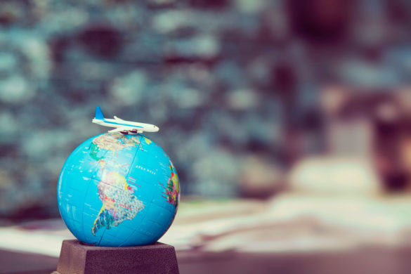 mappamondo con sopra un aeroplano