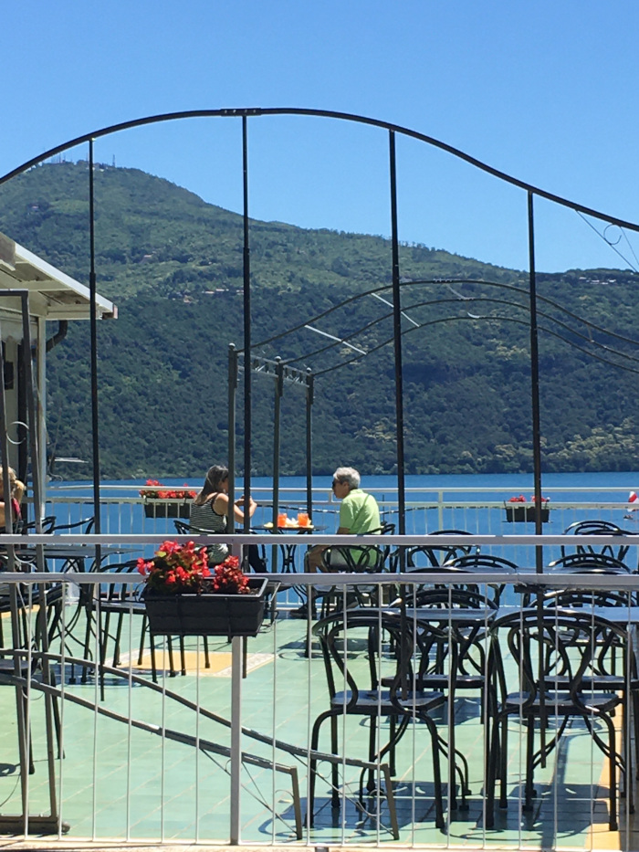 terrazzo bar sul lago con due persone sedute