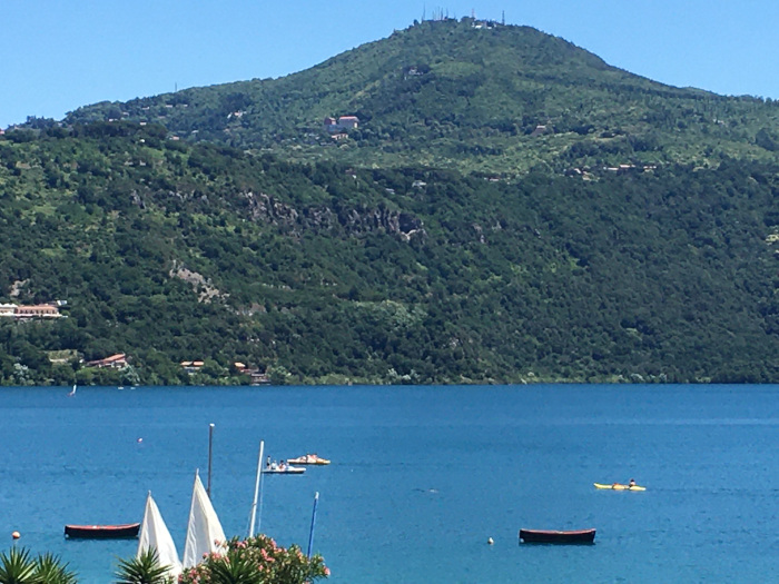 panorama del lago con collina