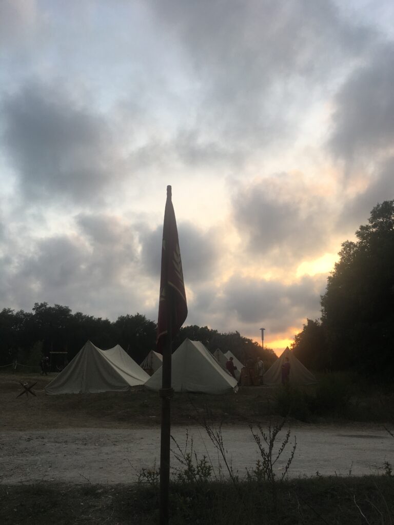 tramonto con tende romane e bandiera