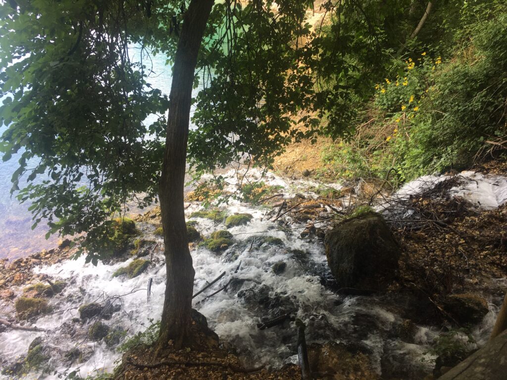 piccola cascata lago san domenico