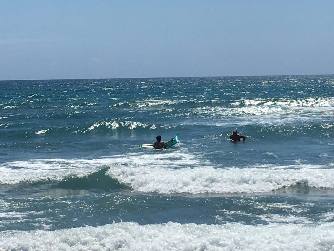 mare ostia mare con bagnanti