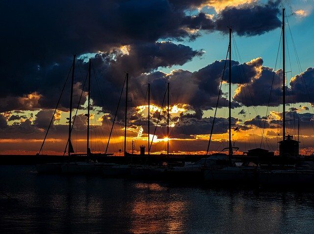 tramonto con barche e porto di ostia