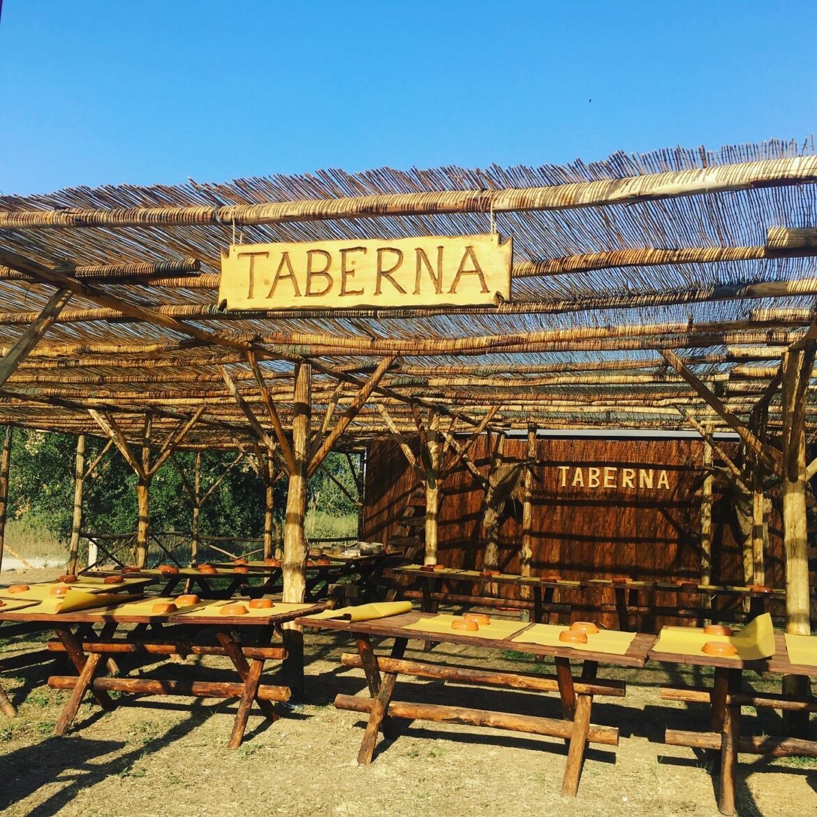 roma world taberna romana con tavolini