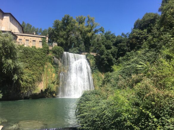 isolaliricascate (1) cascata nel verde e fiume