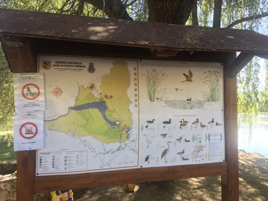 mappa lago su cartello legno