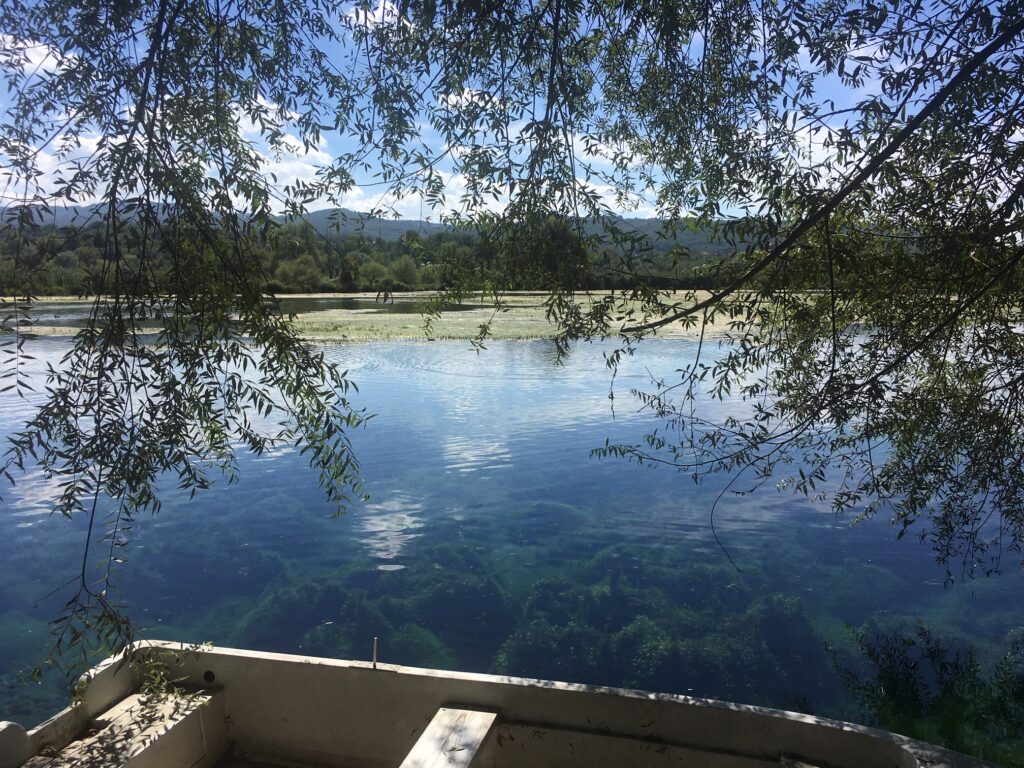 lago e barca di legno