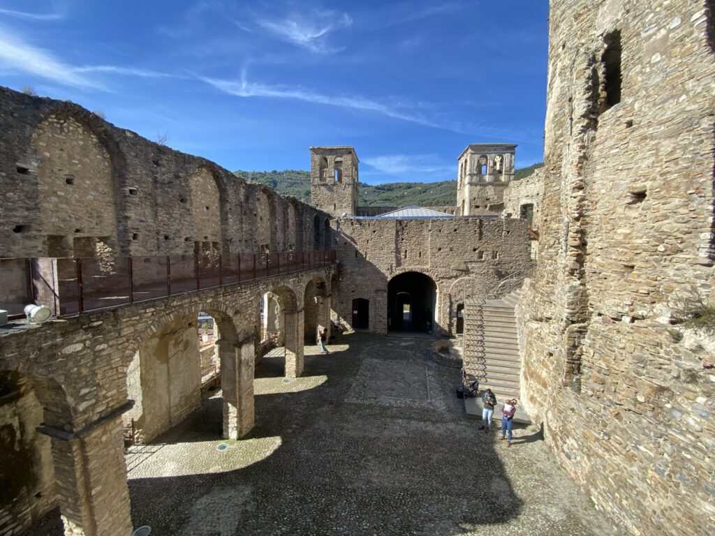 castello con mura e torri