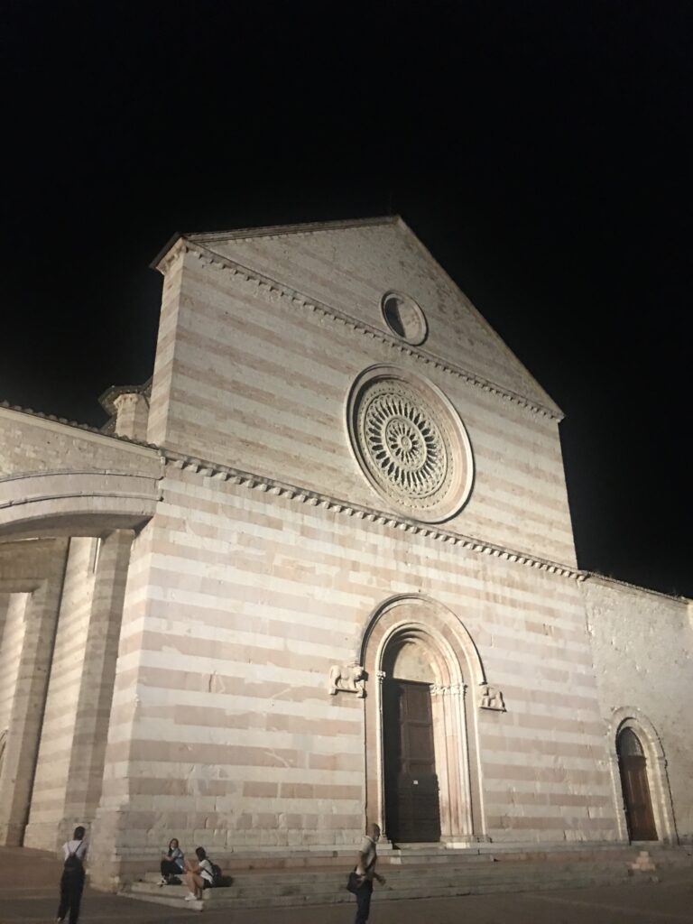 facciata basilica santa chiara di notte