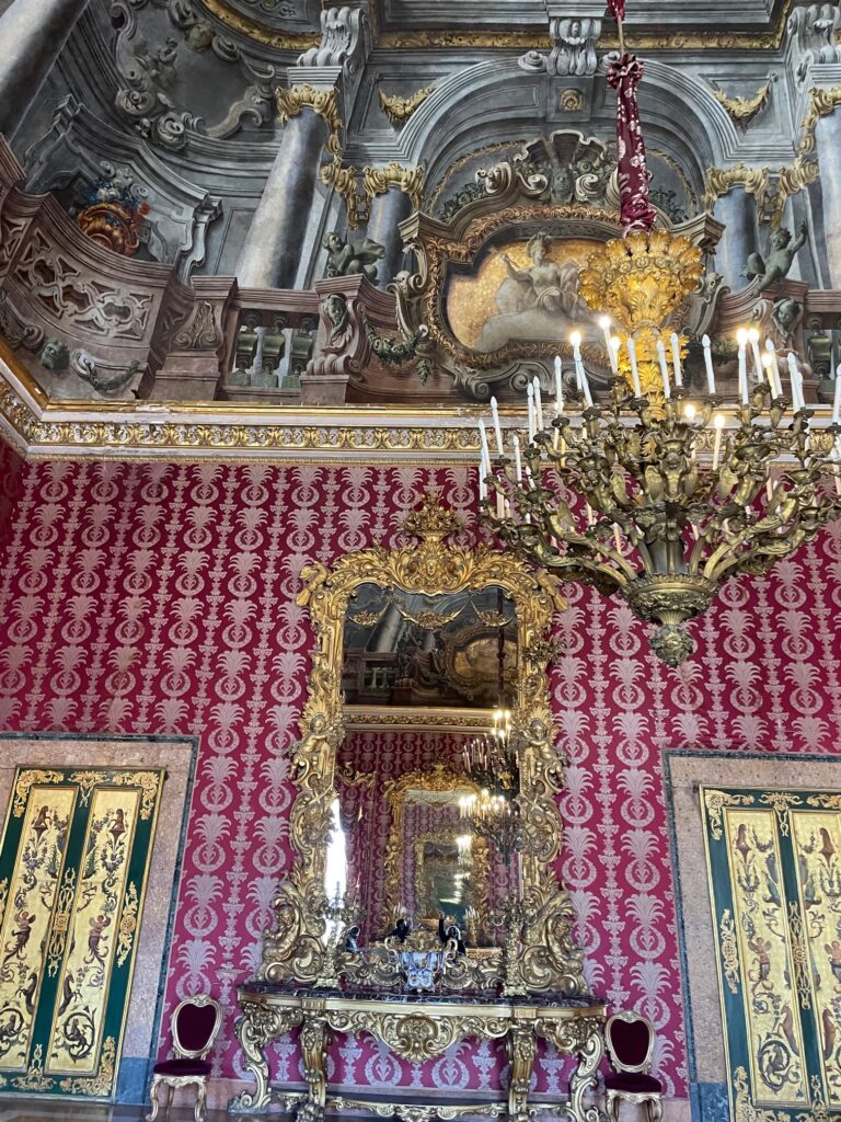 interno specchio palazzo reale di napoli